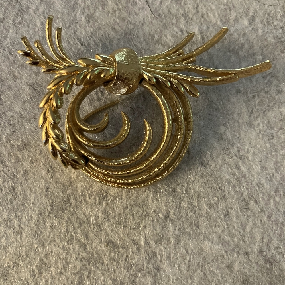 Monet Vintage Gold Tone Wreath Brooch